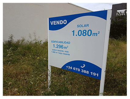 Cartel rótulo con postes a tierra para inmobiliaria Cartel rótulo con postes a tierra para inmobiliaria