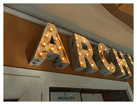 Letras vintage de aluminio con bombillas Letras vintage de aluminio con bombillas